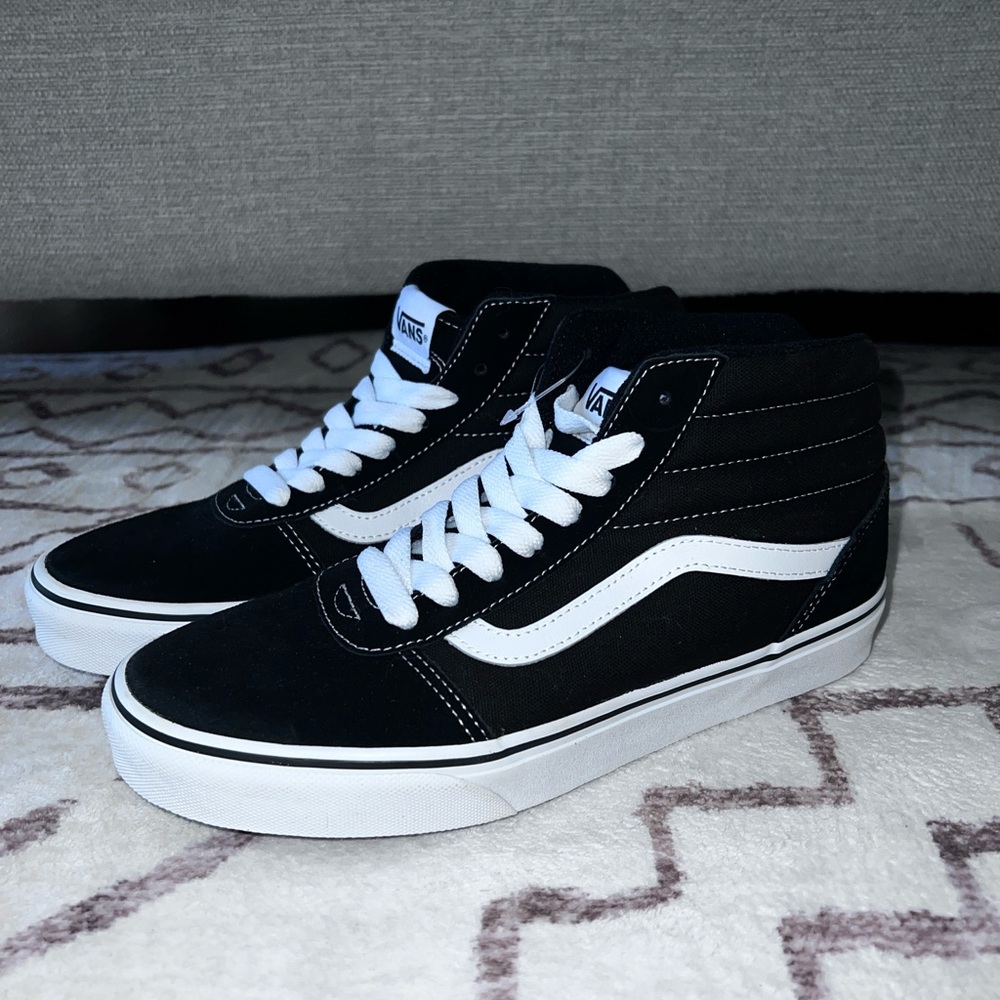 NEW Men’s Vans Size 8.5 Mid